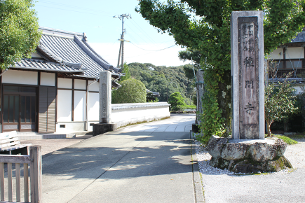 種間寺｜本堂までのフラットな道