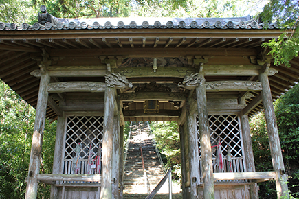 清瀧寺｜山門から境内へ続く石段