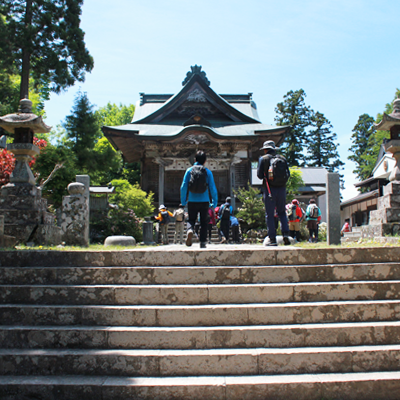 山門には見事な彫刻が 山門には見事な彫刻が