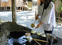 手水場で手を清める